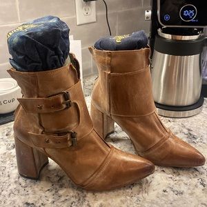 *NEVER WORN* Freebird JOEY bootie - Camel